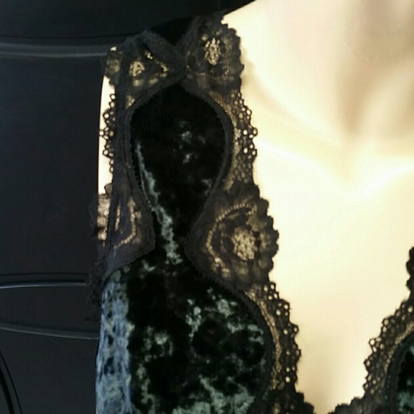 Victoria's Secret NWOT velvet bralette size L - Picture 3 of 7